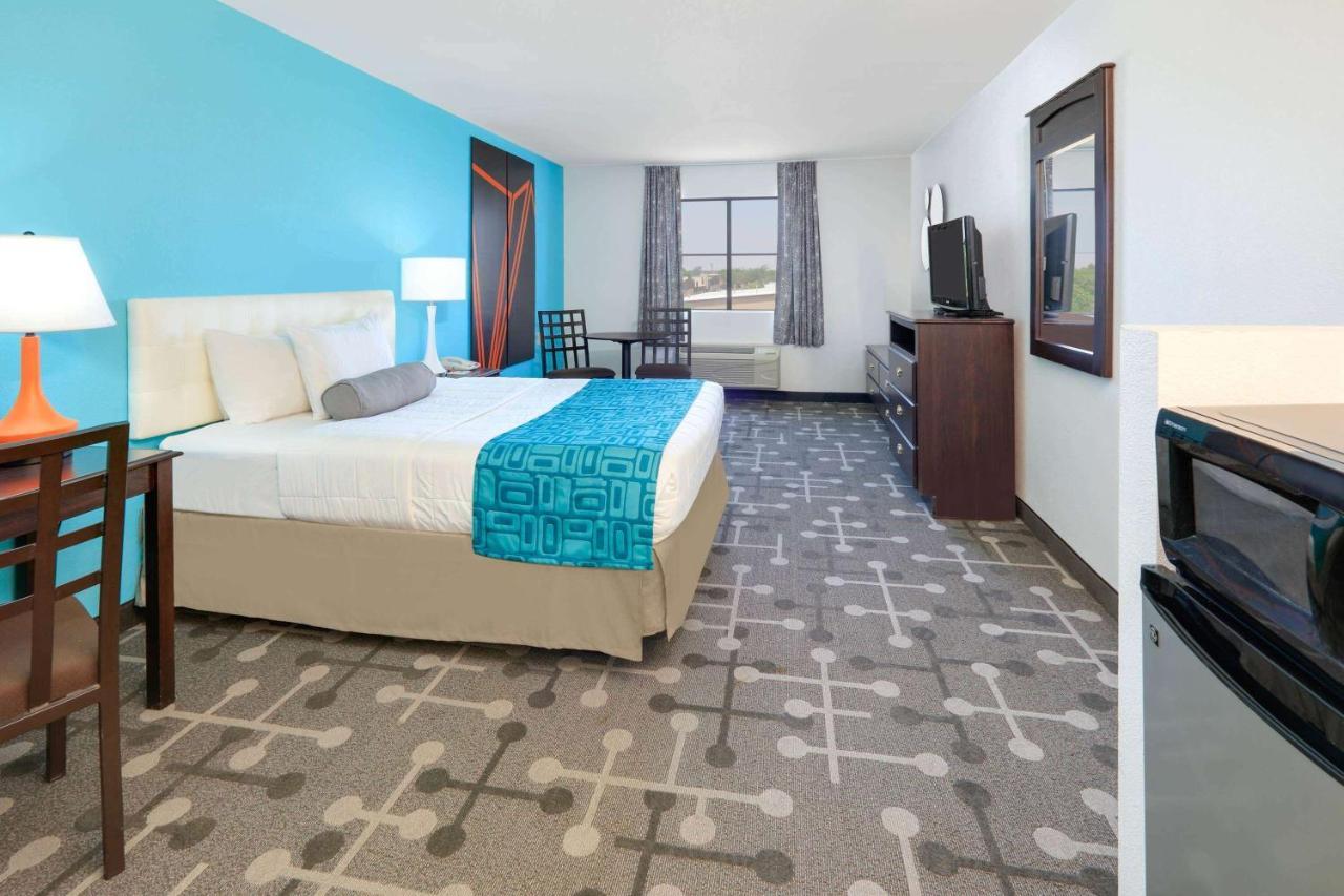 Howard Johnson By Wyndham Lubbock Tx Buitenkant foto