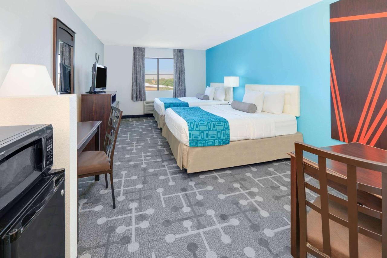 Howard Johnson By Wyndham Lubbock Tx Buitenkant foto